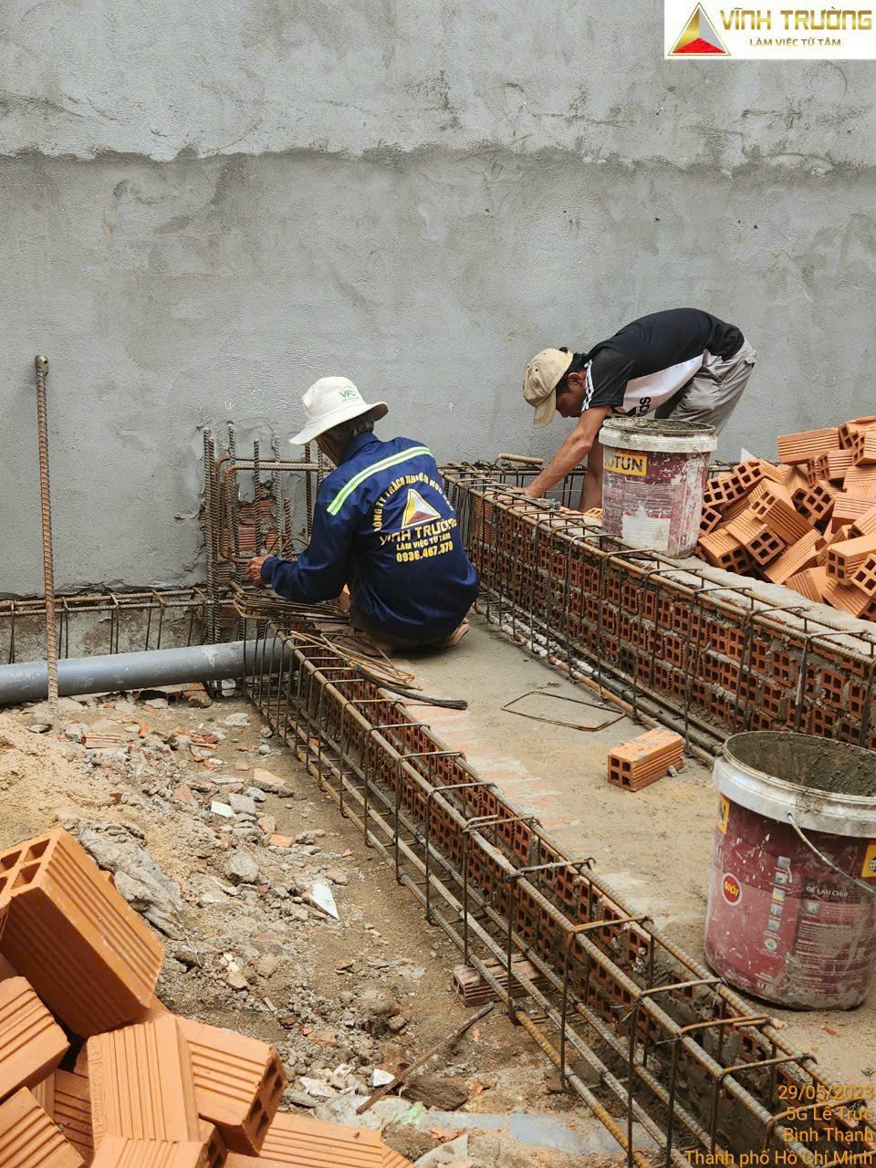 Đội ngũ nhân sự Kiến Trúc Vĩnh Trường đang thi công móng