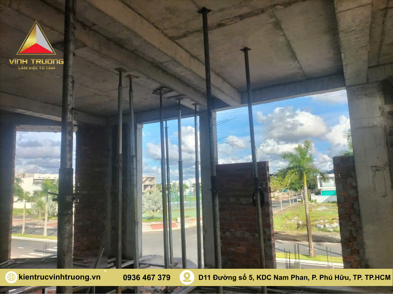 Hệ thống giàn giáo, cốt thép và tường gạch được thi công chắc chắn, đúng chuẩn kỹ thuật.