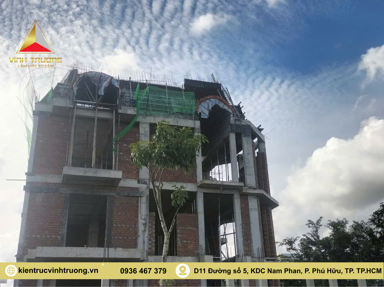 Đội ngũ thợ Kiến Trúc Vĩnh Trường đang tiến hành xây tường bao, tường ngăn và hoàn thiện phần thô.